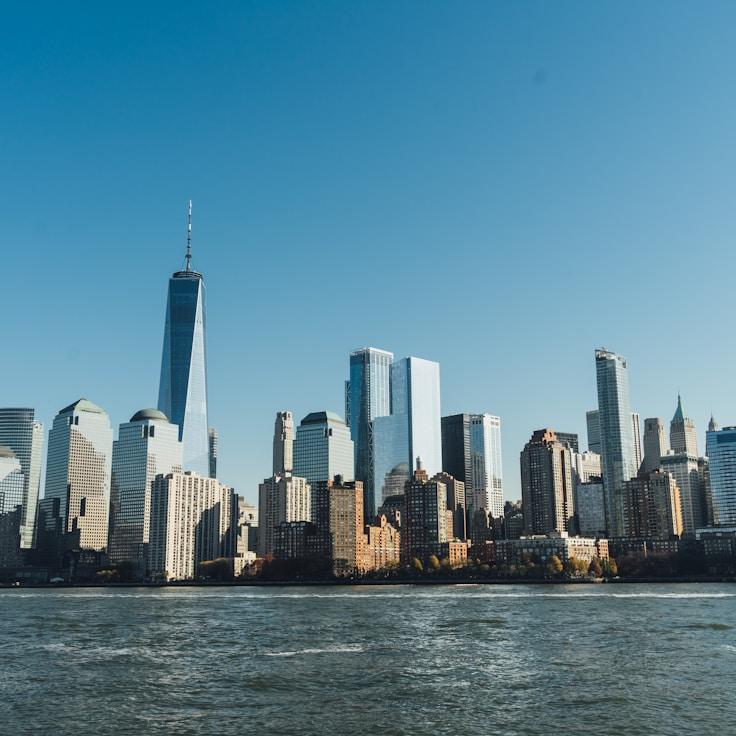 Parents evaluating schools in France